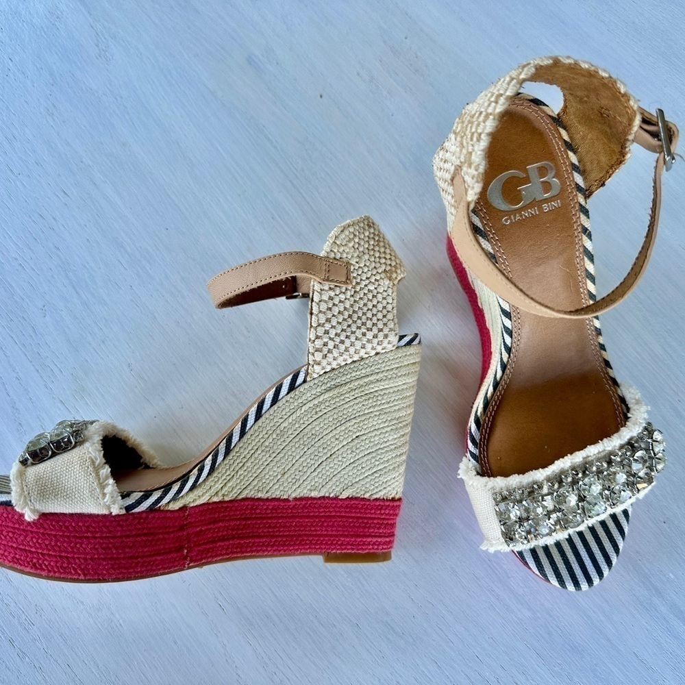 GIANNI BINI, CANVAS SANDALS WITH 4 1/4”WEDGE HEEL. PRE-OWNED. SIZE 6 - Picture 10 of 11